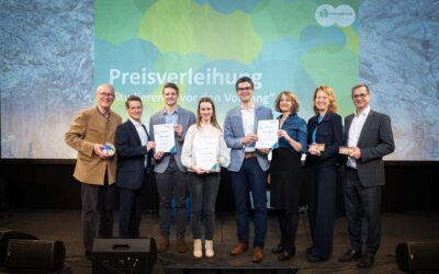 Studierende vor dem Vorhang auf der H2Convention 2025 in Linz