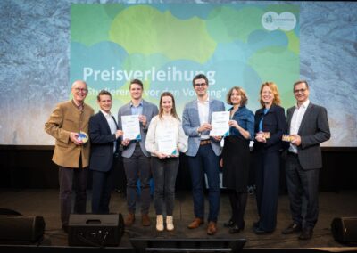 Studierende vor dem Vorhang auf der H2Convention 2025 in Linz